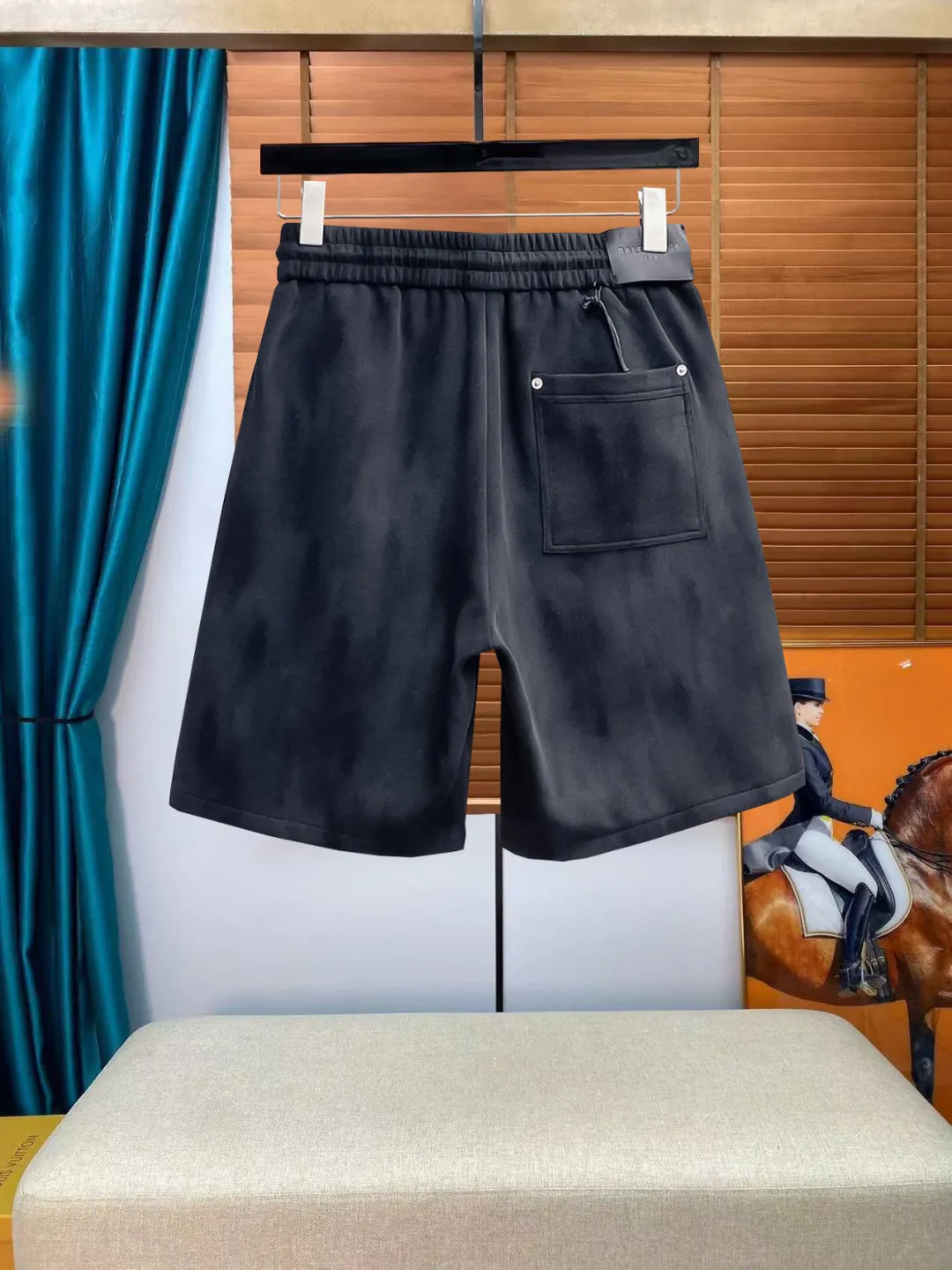 Balenciaga's three-standard complete 2026 summer New Arrival men's casual shorts, advanced custom-made Breathable fabric, Breathable fabric, extremely stretchy and comfortable, impeccable details, top-grade accessories, original logo design concept, delicate and soft feel! The upper body fit is awesome! Size: M-XXXL Please state your height and weight when ordering